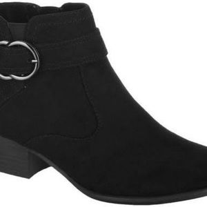 Black booties with heel.